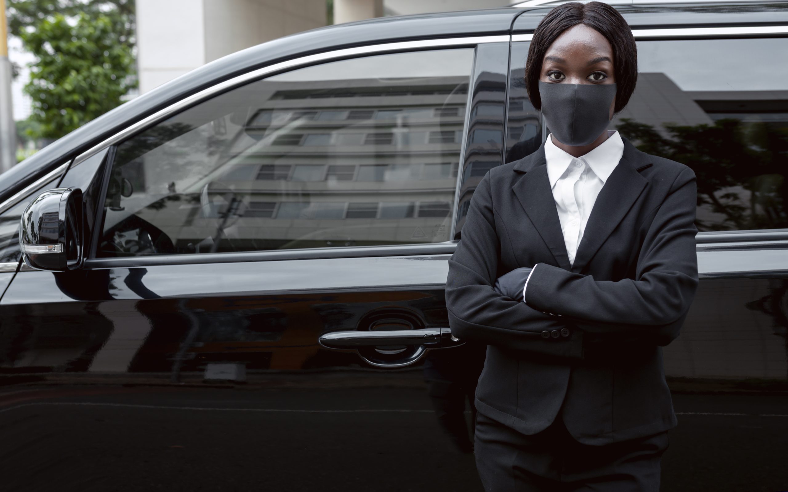 taxi-driver-waiting-her-client